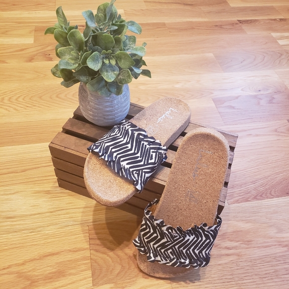 LuLus Lust 4 Life Slide Sandals - Picture 3 of 7